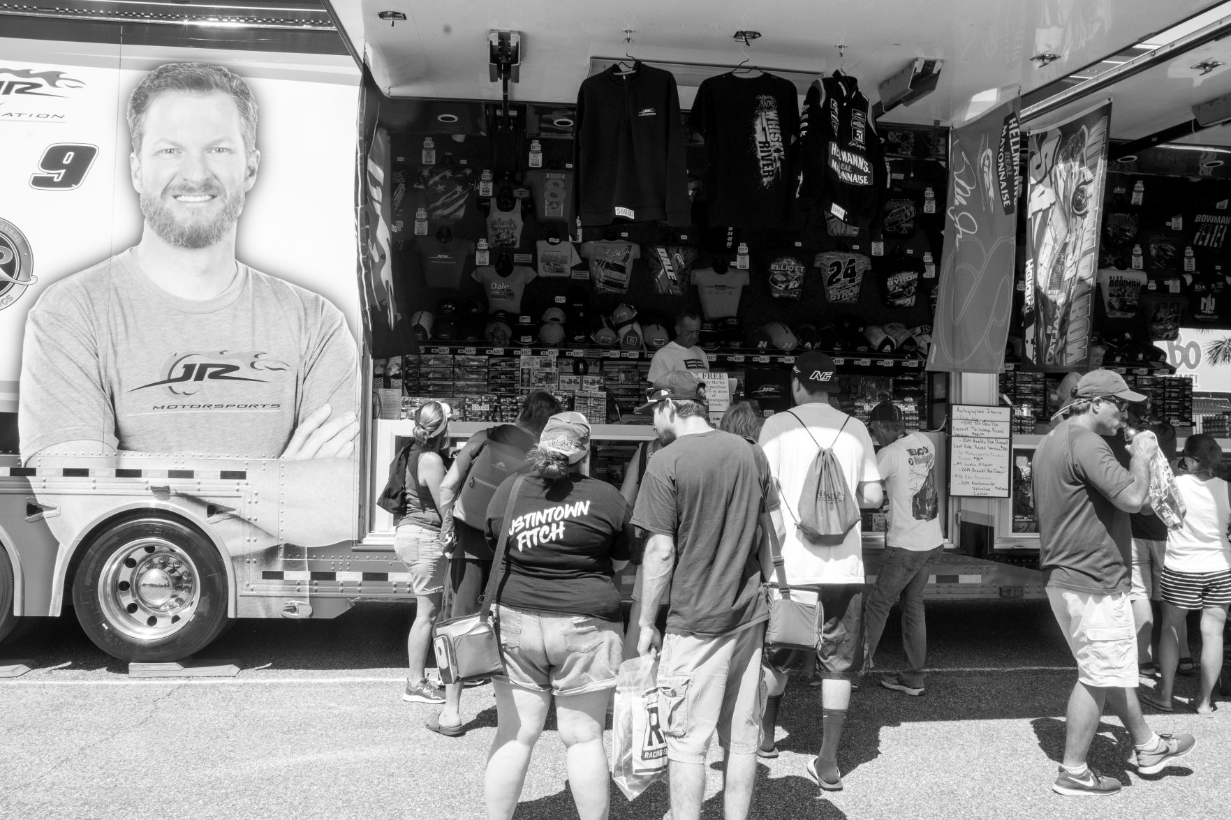 Friday at the Bojangles' Southern 500